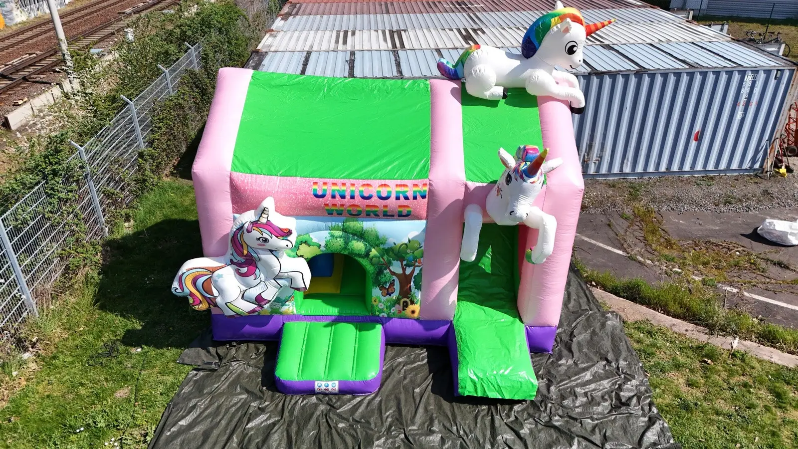 Einhorn mit Rutsche – groß von Andre's Hüpfburgverleih